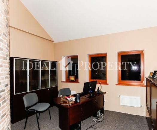 Lieliska savrupmāja Asaros, Jūrmalā, netālu no jūras.